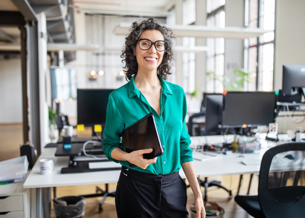 Onderwijsprofessional met tablet op kantoor
